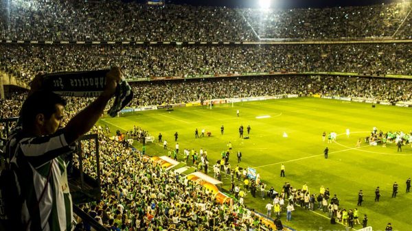 La afición del Betis, dividida, en el Estadio Benito Villamarín.