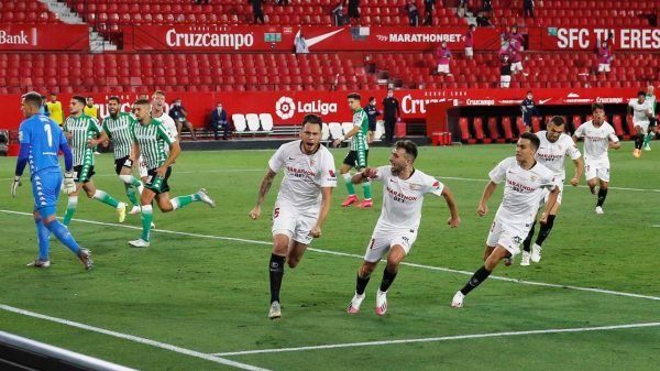 Jugadores del Sevilla celebran gol en el derbi