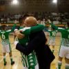 Juanito celebra una victoria con sus futbolistas