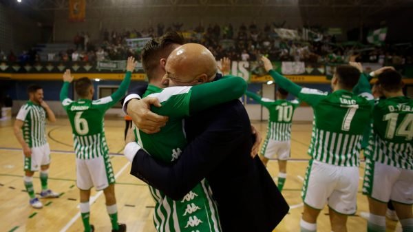 Juanito celebra una victoria con sus futbolistas