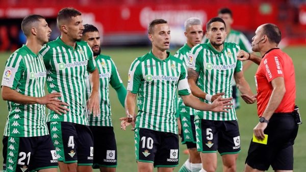 Jugadores del Betis se quejan del árbitro en el derbi 2019/20.