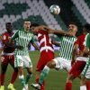 Feddal pugna con el joven canterano sevillista, Carlos Fernández. Fuente: Granada C.F.