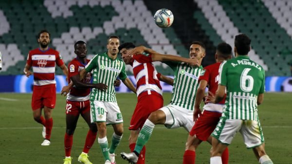 Feddal pugna con el joven canterano sevillista, Carlos Fernández. Fuente: Granada C.F.