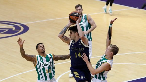 Kay, Borg y Campbell defienden a Gabi Deck durante el partido | Imagen: Real Madrid Basket