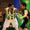 James Feldeine es defendido por Ferrán Bassas en el partido entre Betis Baloncesto y Joventut Badalona | Imagen: Coosur Real Betis Oficial