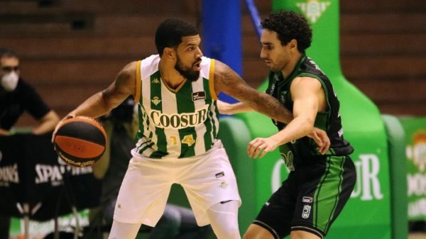 James Feldeine es defendido por Ferrán Bassas en el partido entre Betis Baloncesto y Joventut Badalona | Imagen: Coosur Real Betis Oficial