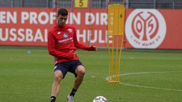 Aarón Martín entrenando