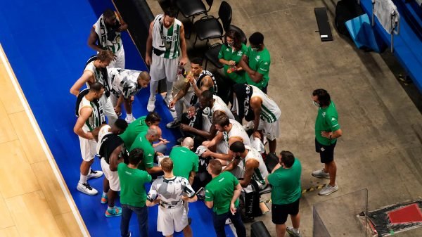 El Betis Baloncesto en un tiempo muerto durante un partido de pretemporada| Imagen: Coosur Real betis Oficial