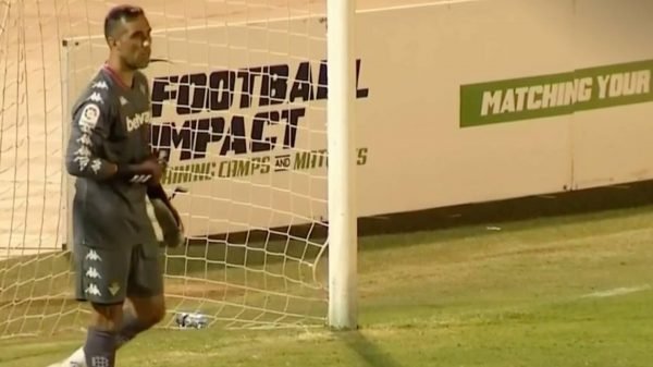 Claudio Bravo frente al Almería