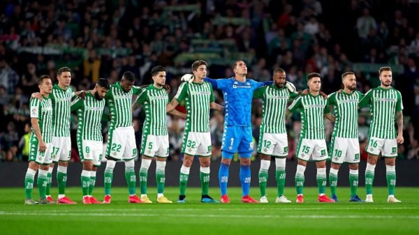 Equipo titular durante un minuto de silencio