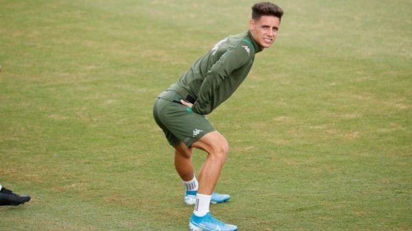 Álex Moreno en un entrenamiento con el Real Betis Balompié