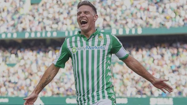 Joaquín Sanchez, capitán del Real Betis celebrando un gol en el Estadio Benito Villamarín