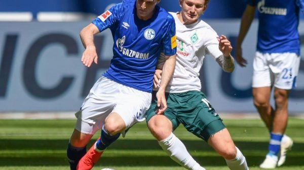 Juan Miranda jugando un partido con el schalke 04