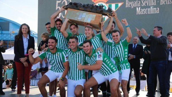 El Real Betis celebrando el triunfo en la Regata Nº53 (Vía: Marca)