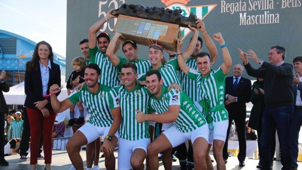 El Real Betis celebrando el triunfo en la Regata Nº53 (Vía: Marca)