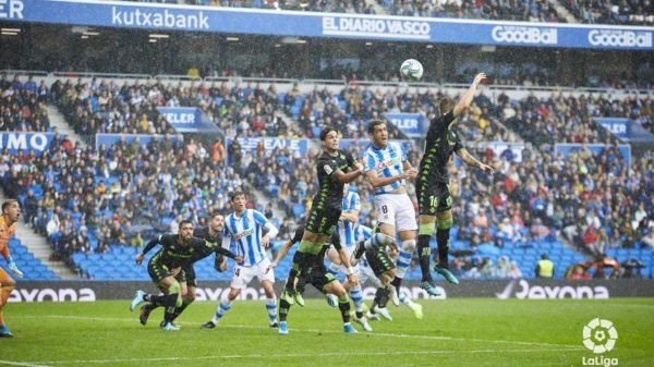 El Betis intenta despejar un córner botado por la Real Sociedad