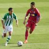 Lainez avanza con el balón controlado.