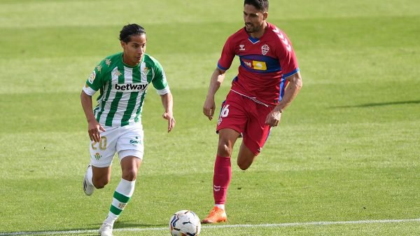 Lainez avanza con el balón controlado.