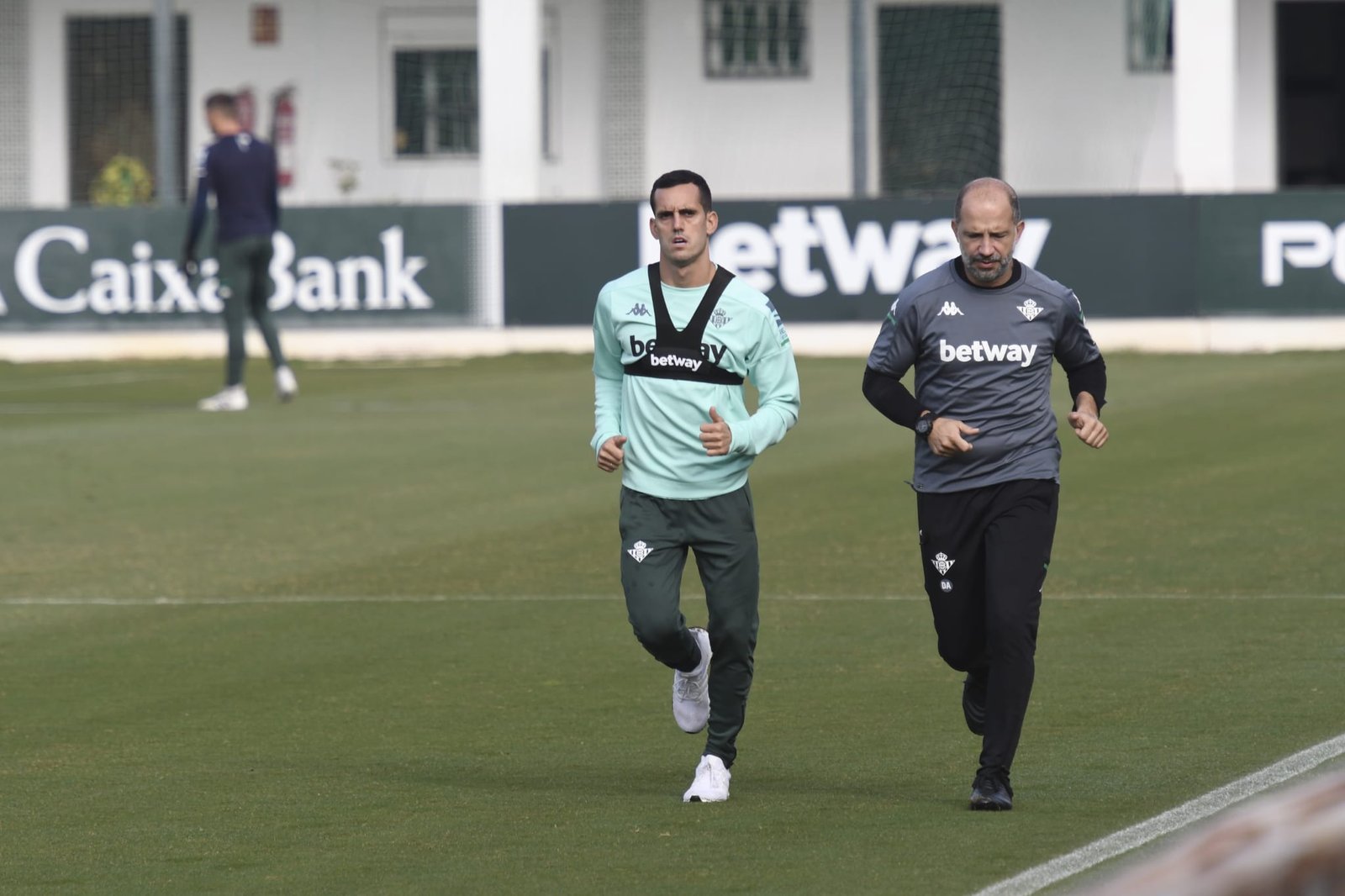 Juanmi hace trabajo específico en el entrenamiento del Betis