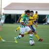 Lainez con el balón durante el amistoso entre el Real Betis y el Cádiz en la pretemporada 2020/21 (Vía: RBB)