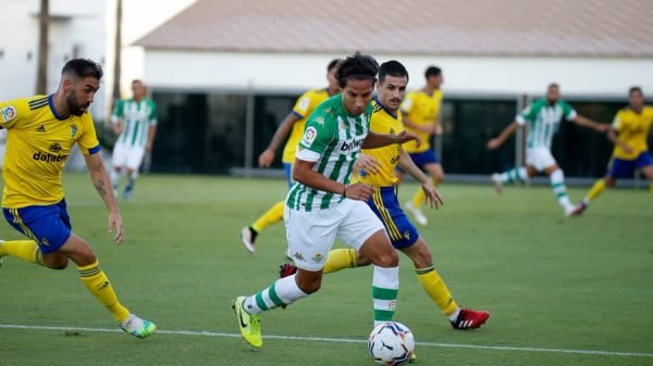 Lainez con el balón durante el amistoso entre el Real Betis y el Cádiz en la pretemporada 2020/21 (Vía: RBB)