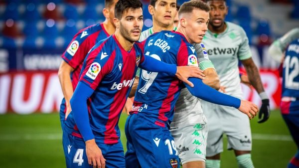 Jugadores del Levante y Betis en un córner