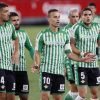 Los jugadores del Betis protestan a Mateu Lahoz.