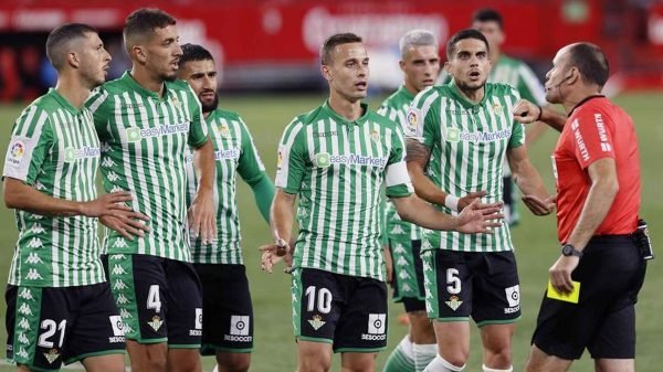 Los jugadores del Betis protestan a Mateu Lahoz.