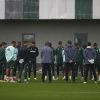 Plantilla del Real Betis durante un minuto de silencio en el entrenamiento (Vía: RBB)