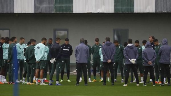 Plantilla del Real Betis durante un minuto de silencio en el entrenamiento (Vía: RBB)