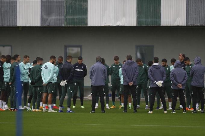 Plantilla del Real Betis durante un minuto de silencio en el entrenamiento (Vía: RBB)