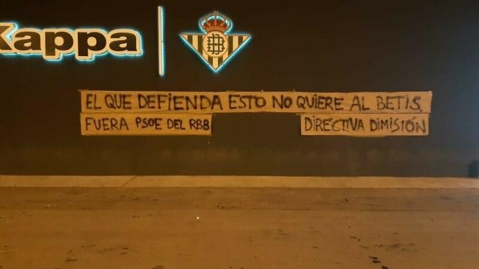 Pancarta contra la directiva del Real Betis (Vía: Mucho Deporte.com)