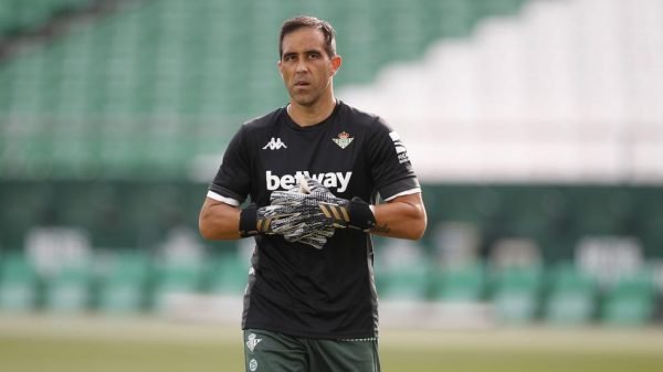 Claudio Bravo en un entrenamiento con el Real Betis (Vía: Mundo Deportivo)