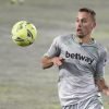 Canales controlando un balón frente al Huesca.