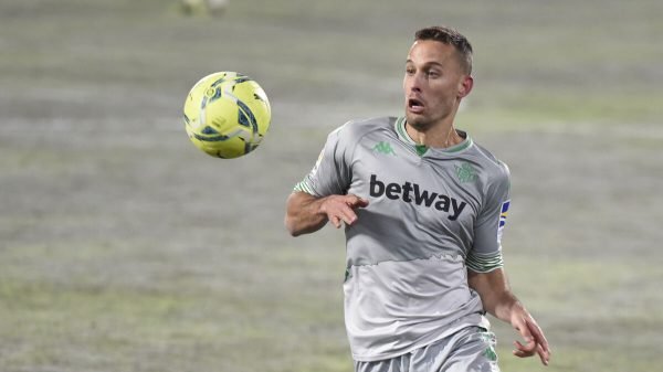 Canales controlando un balón frente al Huesca.