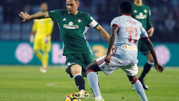 Joaquín encarando a un rival en un encuentro contral el Celta de Vigo (Vía: Salvador Sas - EFE)
