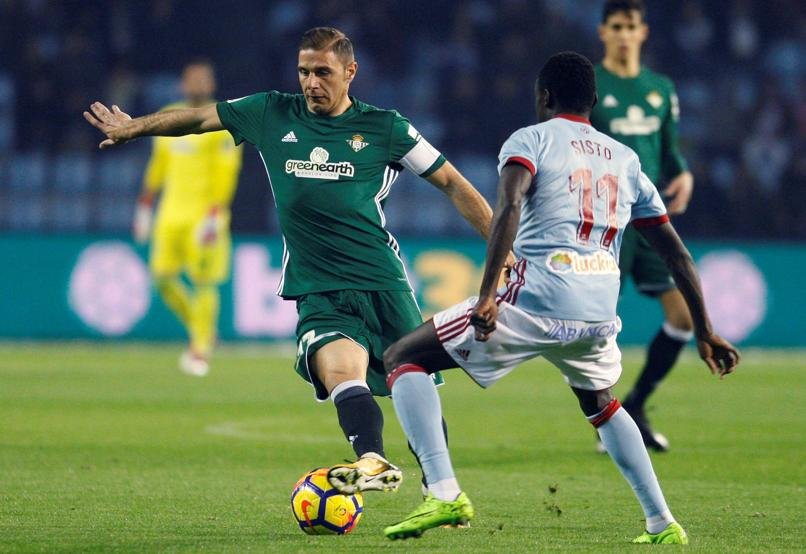 Joaquín encarando a un rival en un encuentro contral el Celta de Vigo (Vía: Salvador Sas - EFE)