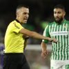 Jaime Latre dirigiendo un partido del Real Betis (Vía: Marca)