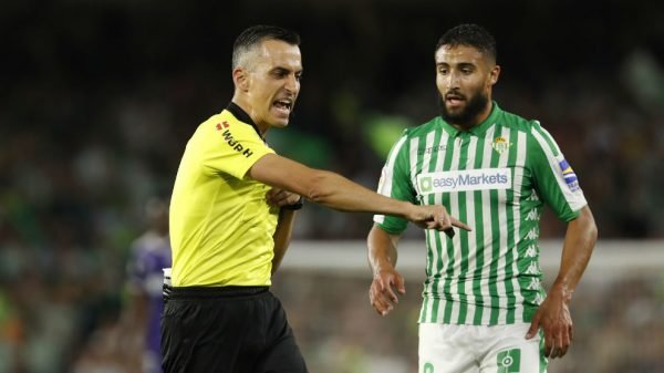 Jaime Latre dirigiendo un partido del Real Betis (Vía: Marca)