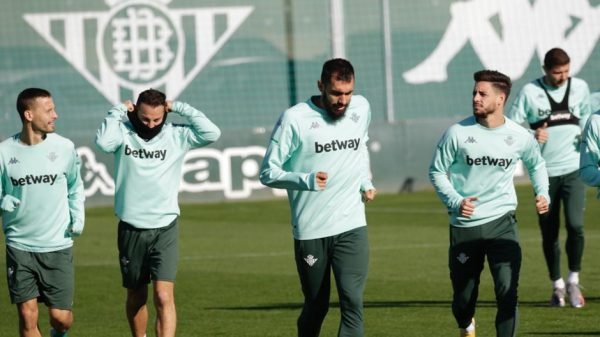 Guardado, Borja y Canales en un entreno del Betis, vía ABC (Juan Flores).)