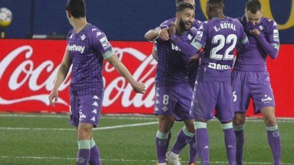 El Real Betis celebrando uno de los goles en su victoria frente al Villarreal. (Vía: Estadio Deportivo)