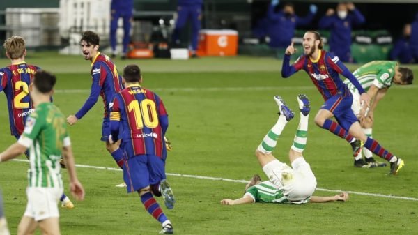 Los jugadores del FC Barcelona celebrando el gol de Trincao (Vía: Marca)