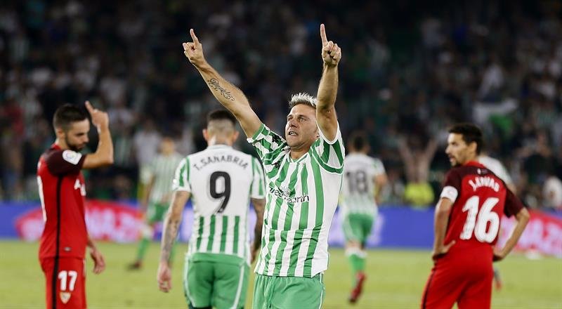 Joaquín celebrando un gol contra el Sevilla FC (Vía: ElDesmarque))