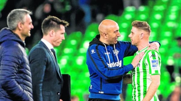 Abelardo conversando con Joaquín tras un encuentro entre el Alavés y el Real Betis (Vía: Estadio Deportivo)