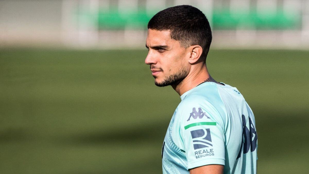 Marc Bartra en un entrenamiento con el Real Betis.