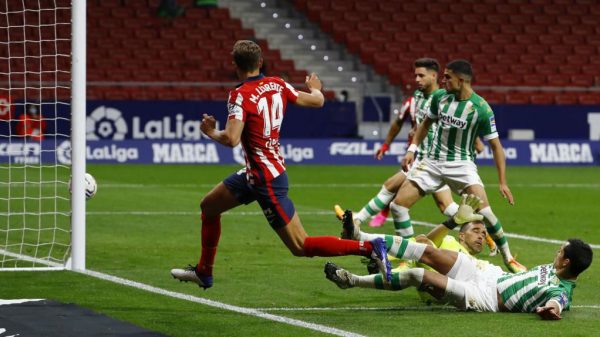 Marcos Llorente marcando el primer gol en el último encuentro contra el Real Betis (Vía: Marca)