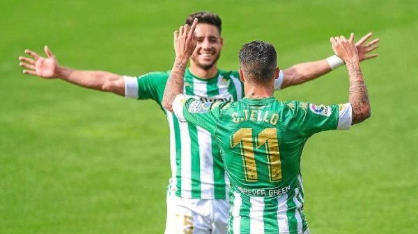 Cristian Tello y Alex Moreno celebrando un gol (Vía: EstadioDeportivo)