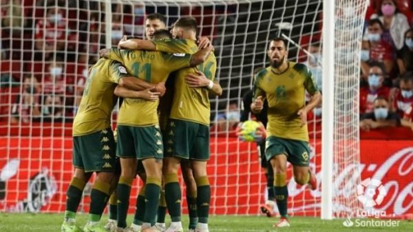 El Real Betis celebra el primer gol frente al Granada (Vía:EstudioDeportivo)