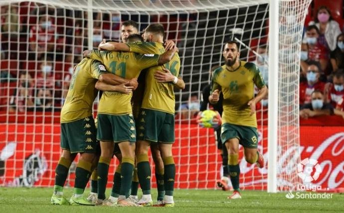 El Real Betis celebra el primer gol frente al Granada (Vía:EstudioDeportivo)