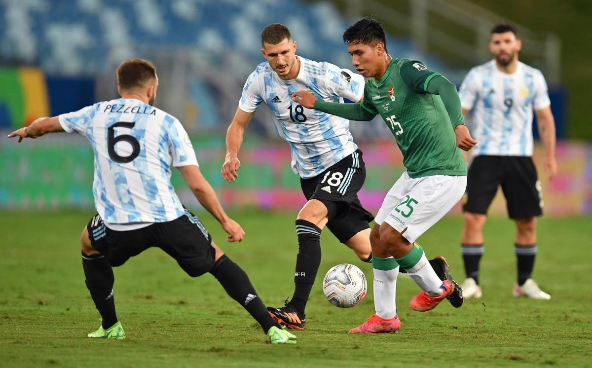 Guido Rodriguez y German Pezzella juntos en un partido con Argentina (Vía: El Desmarque)